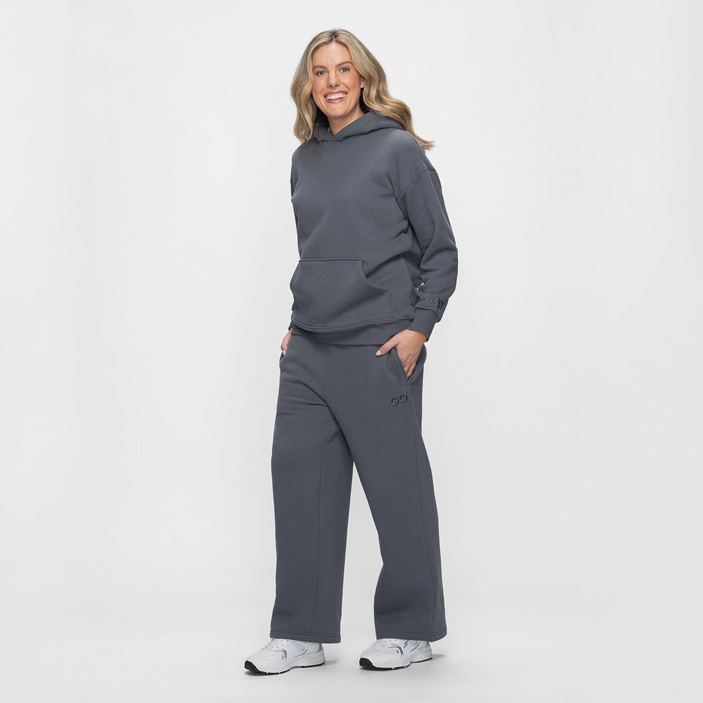 size: Victoria is 183cm wearing a size L/XL