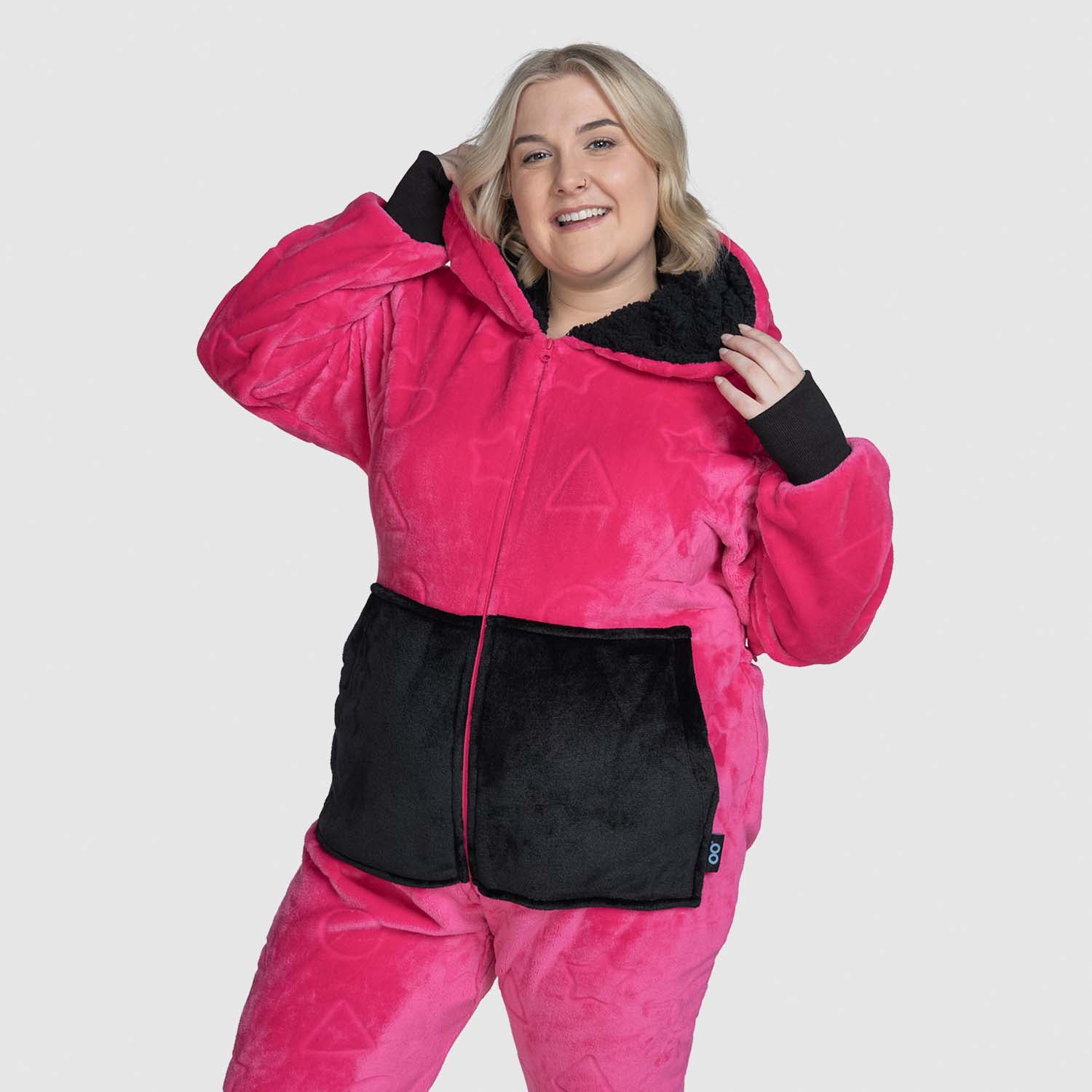 size: Montana is 165cm wearing a size L/XL