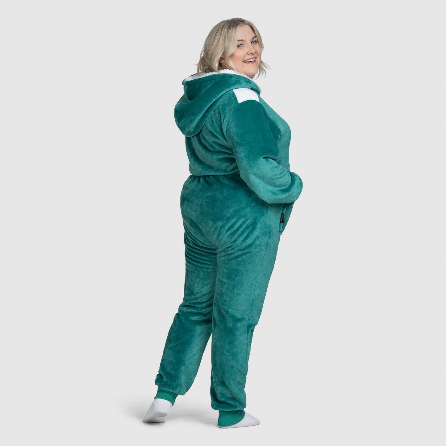 size: Montana is 165cm wearing a size L/XL