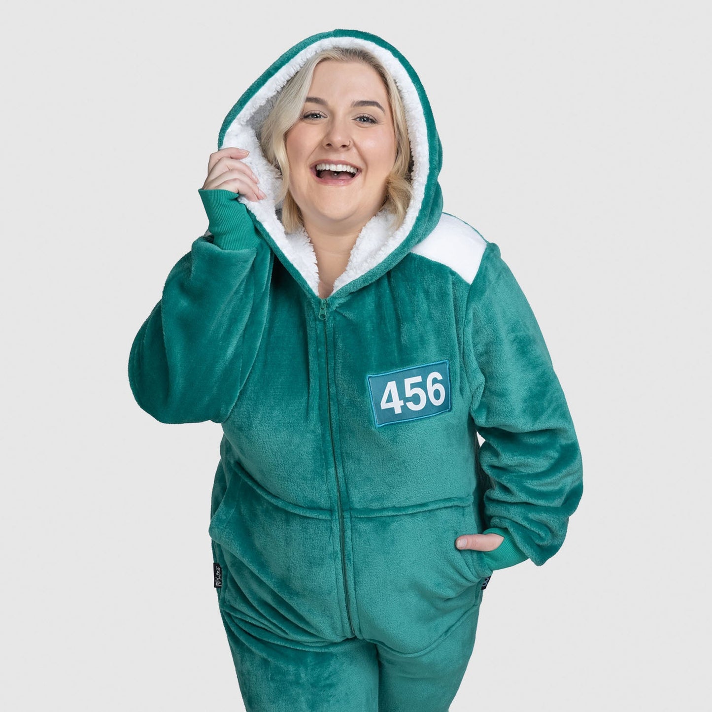 size: Montana is 165cm wearing a size L/XL