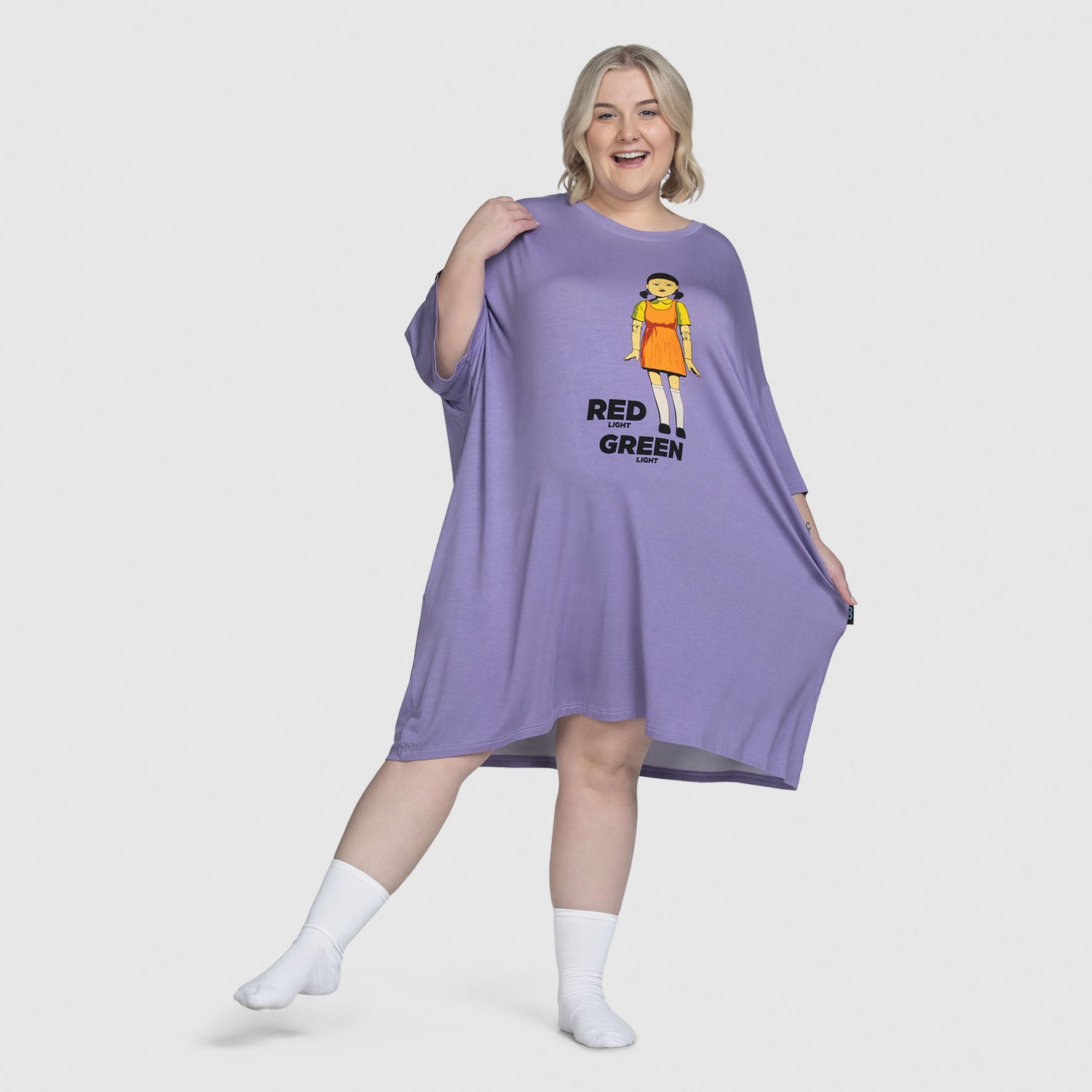 size: Montana is 165cm wearing a size S-XL
