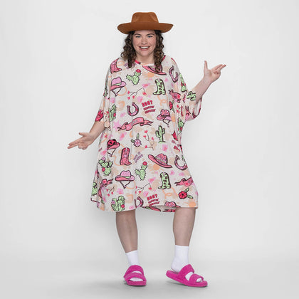 size: Finty is 5′7″ wearing a size OSFM